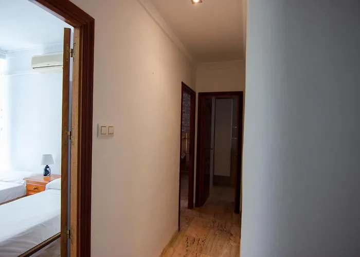 Rentalsevilla Centrico Apartamento Junto Al Guadalquivir Con Parking Coche Mediano